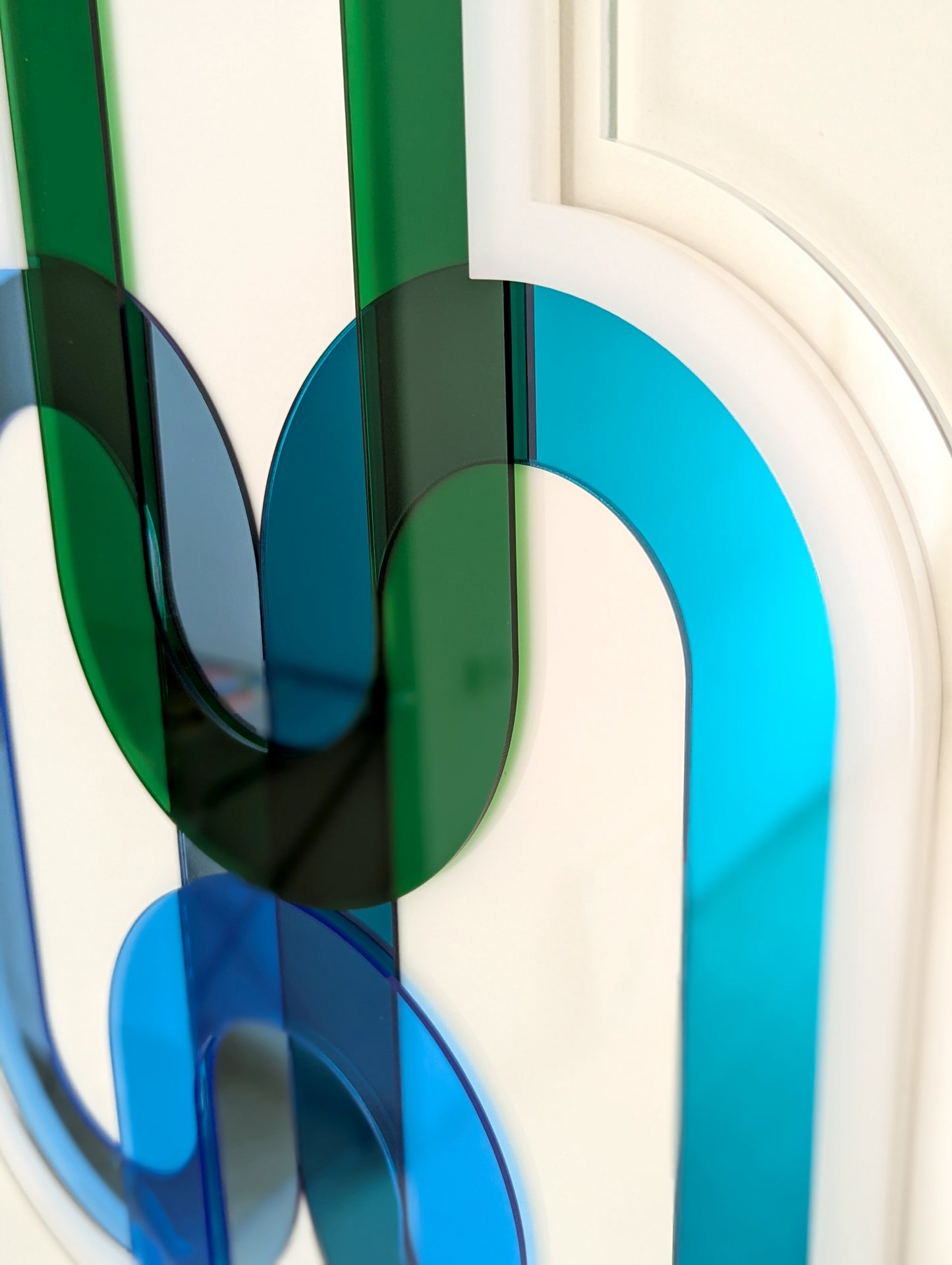 תכשיט קיר משולב מראות כחולות