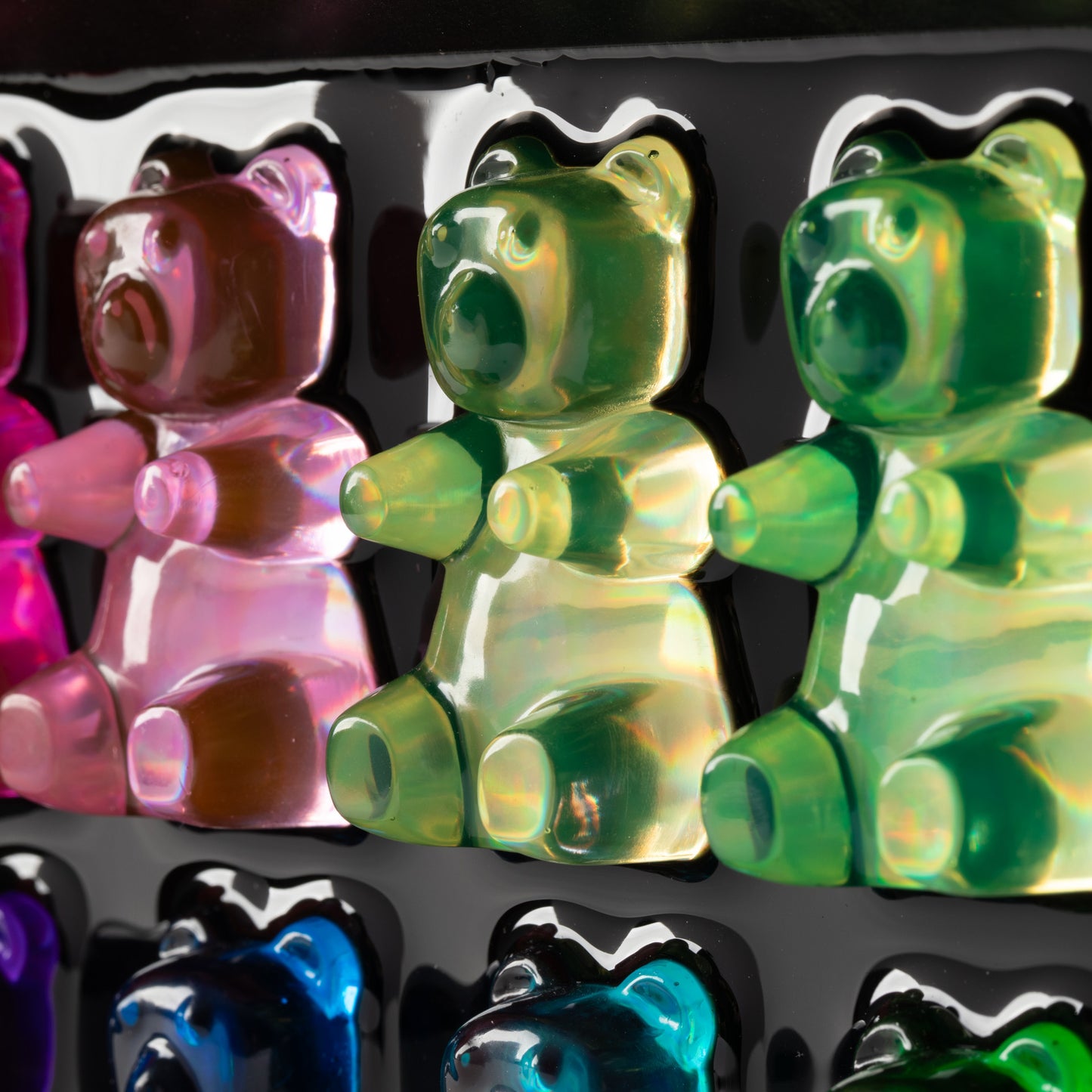 שמיניית דובונים על רקע שחור