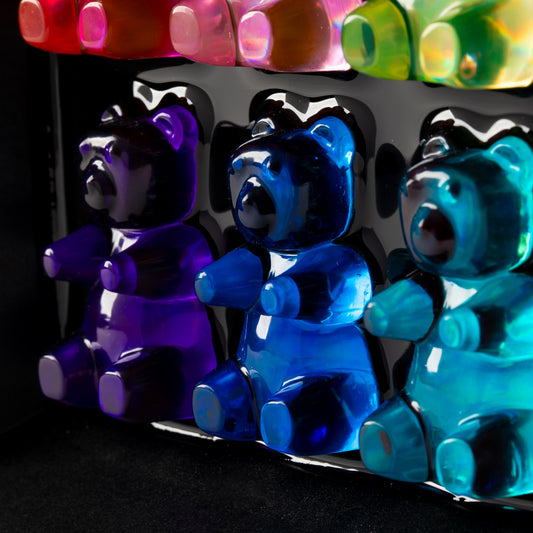 שמיניית דובונים על רקע שחור