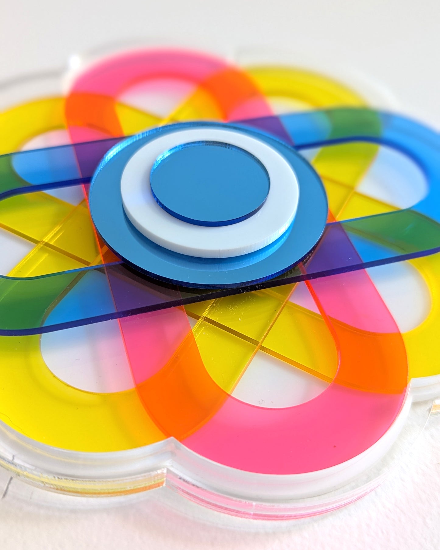 תכשיט קיר פרח צבעוני