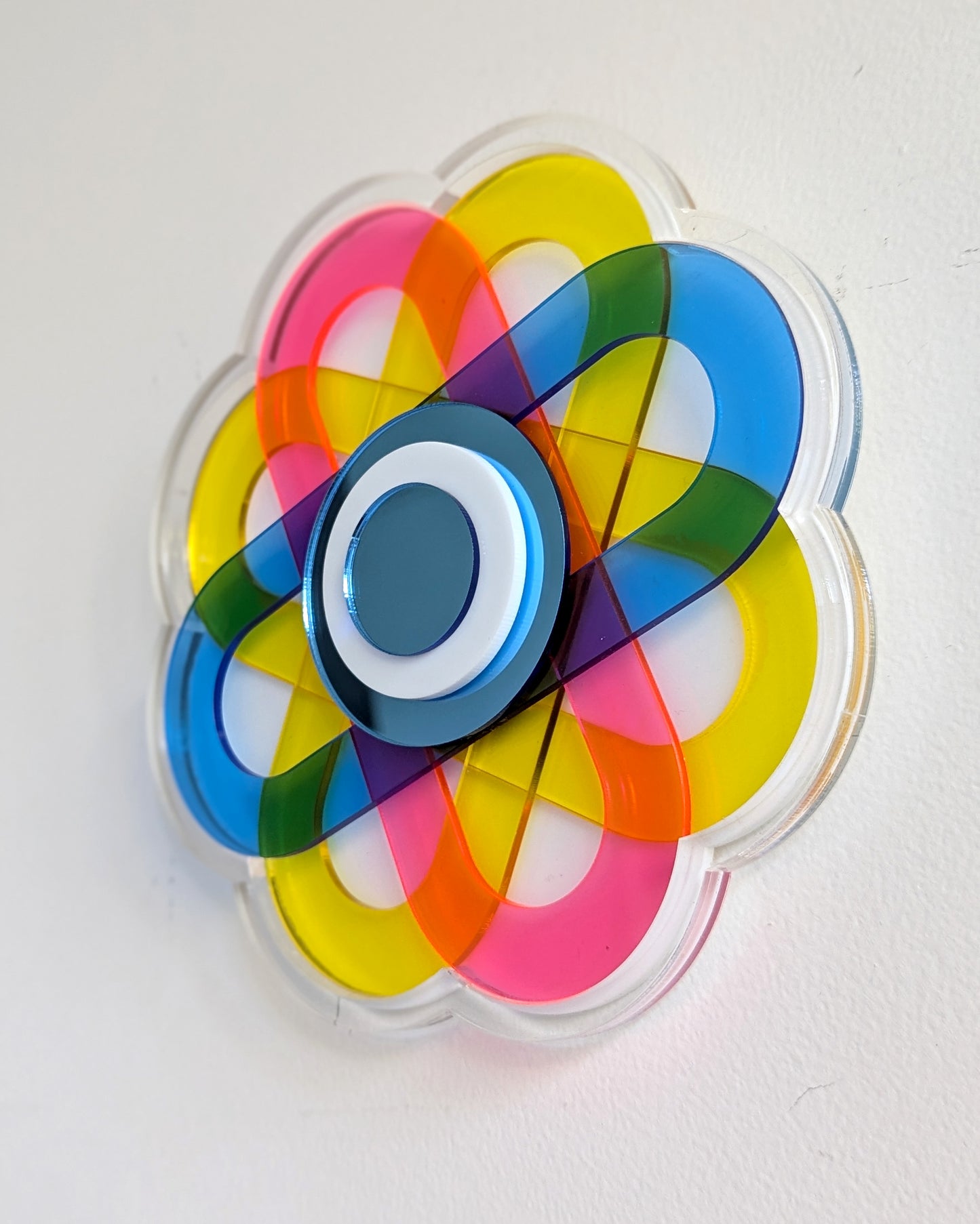 תכשיט קיר פרח צבעוני