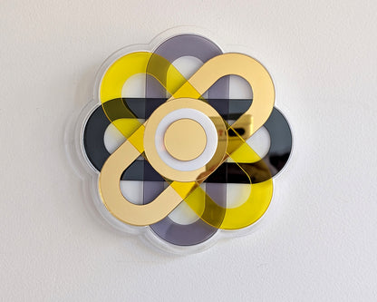 תכשיט קיר פרח עם מראה זהב