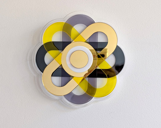 תכשיט קיר פרח עם מראה זהב