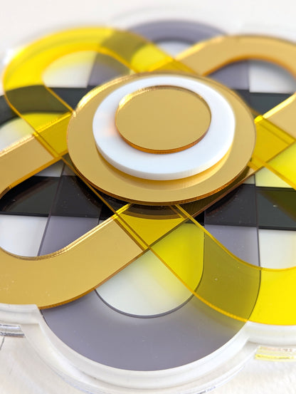 תכשיט קיר פרח עם מראה זהב