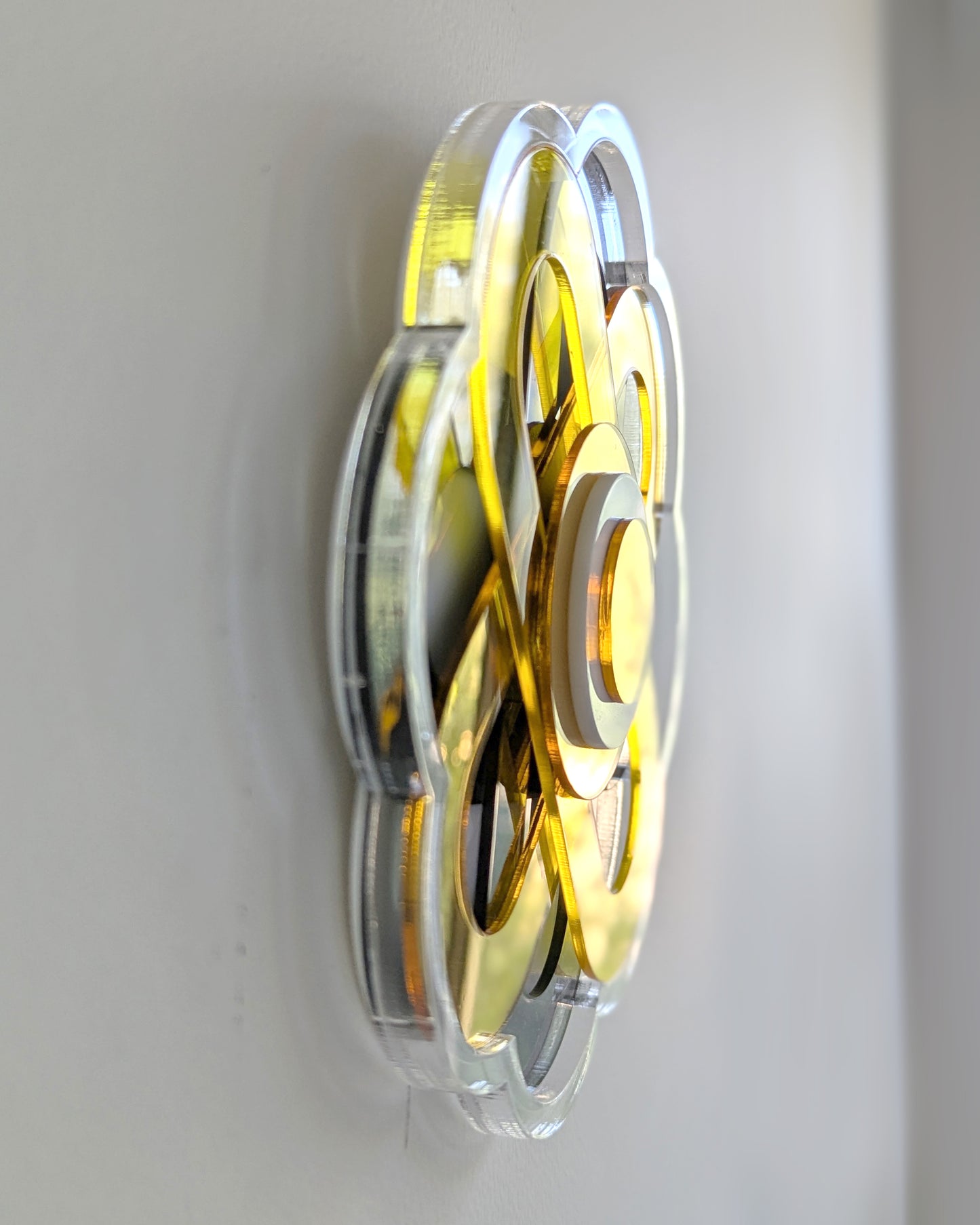 תכשיט קיר פרח עם מראה זהב