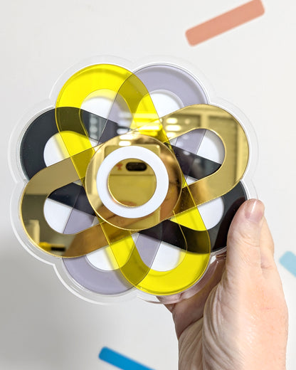 תכשיט קיר פרח עם מראה זהב