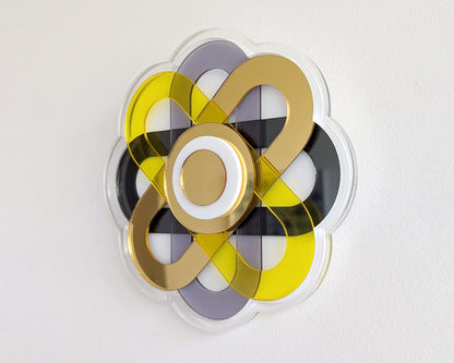 תכשיט קיר פרח עם מראה זהב