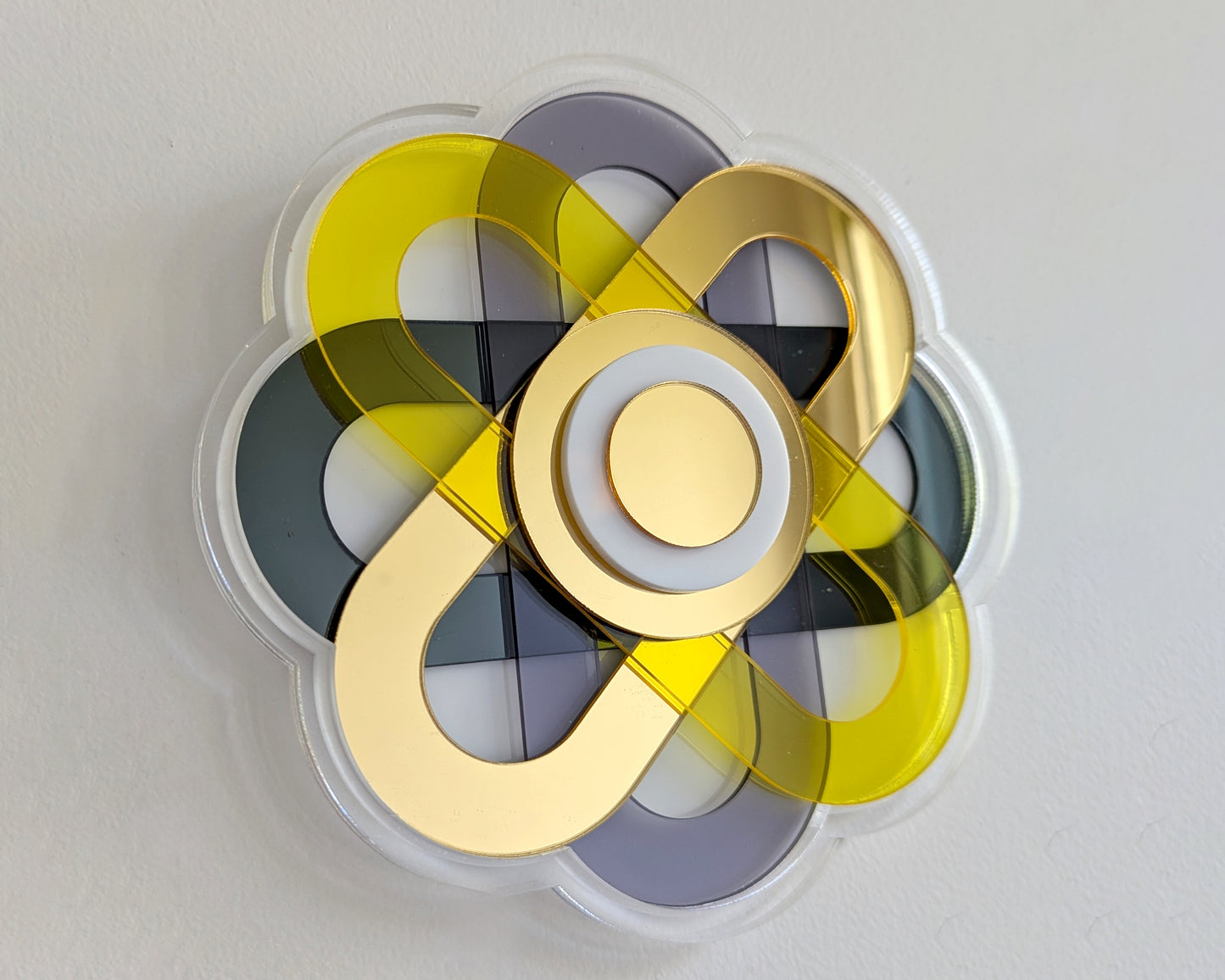 תכשיט קיר פרח עם מראה זהב