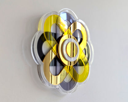 תכשיט קיר פרח עם מראה זהב