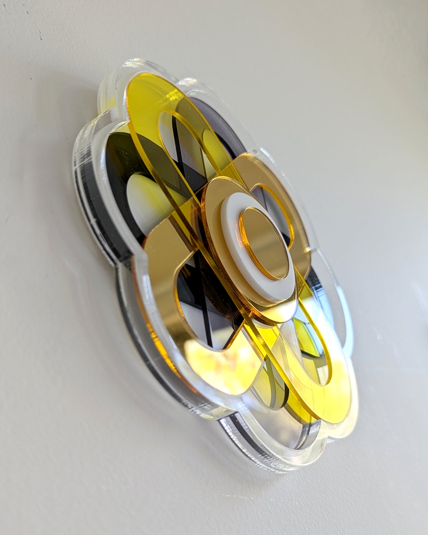 תכשיט קיר פרח עם מראה זהב