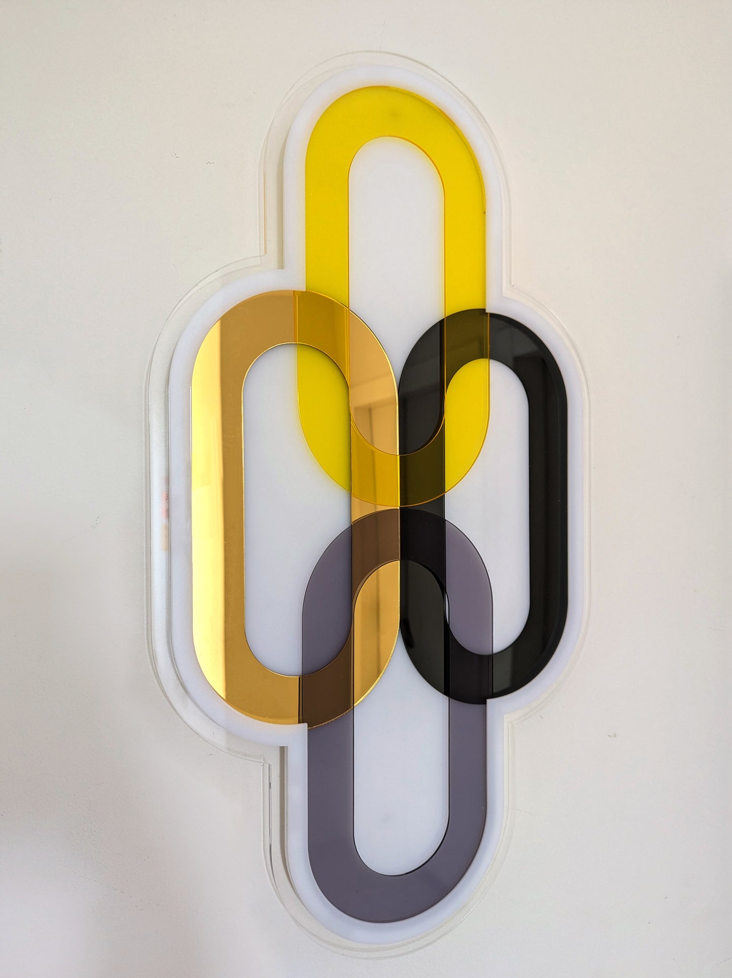 תכשיט קיר משולב מראה זהב