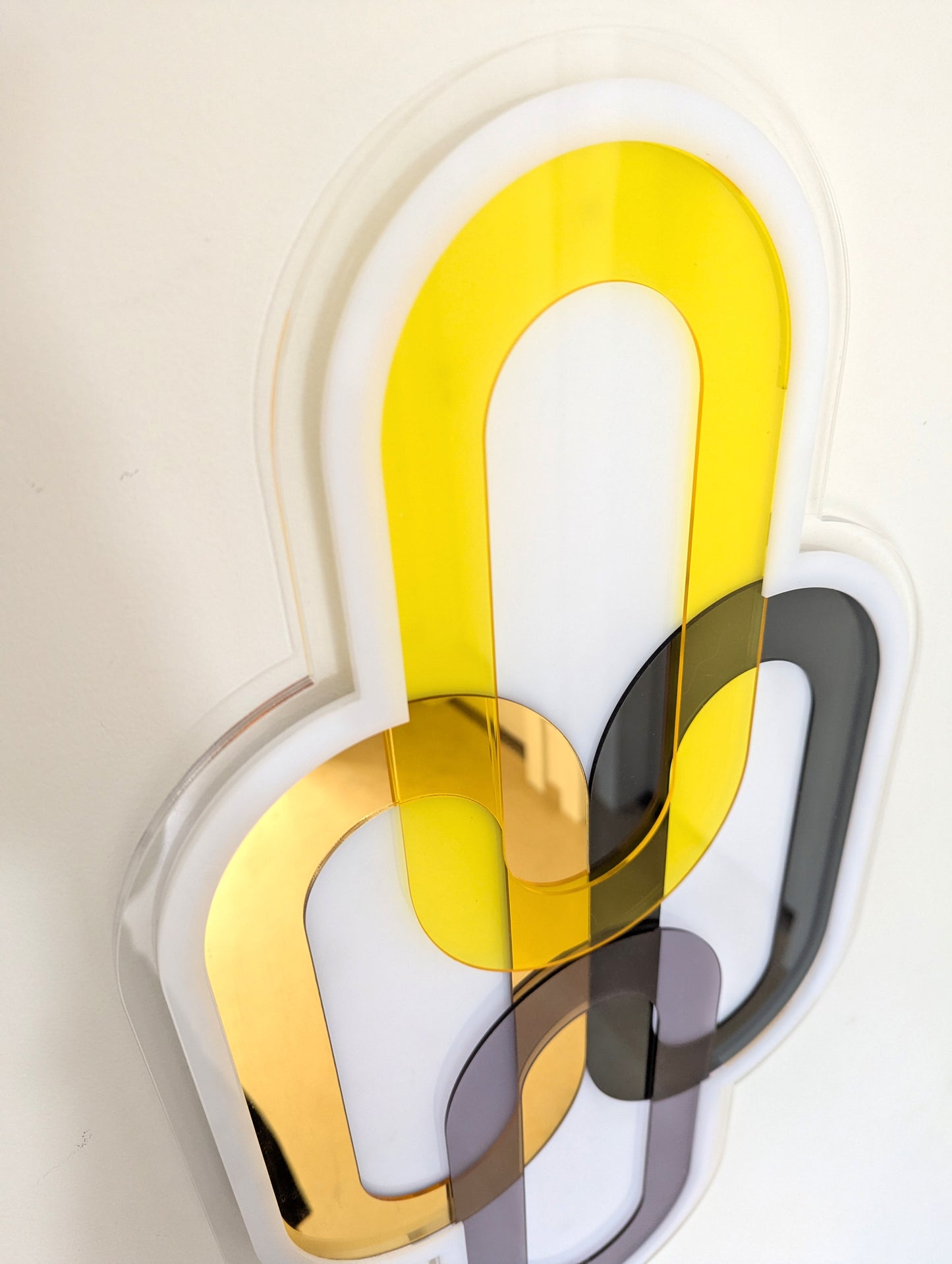 תכשיט קיר משולב מראה זהב