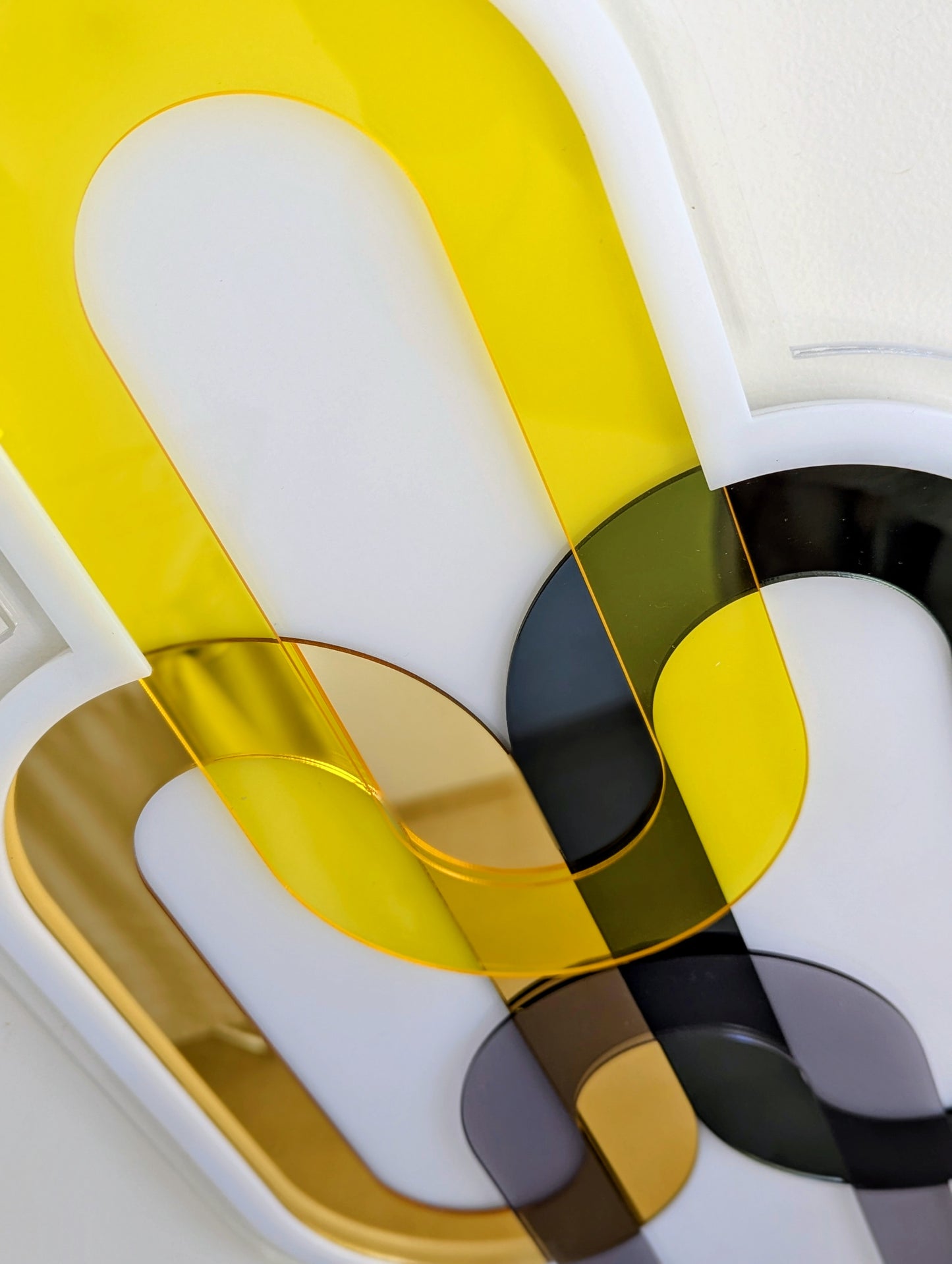 תכשיט קיר משולב מראה זהב