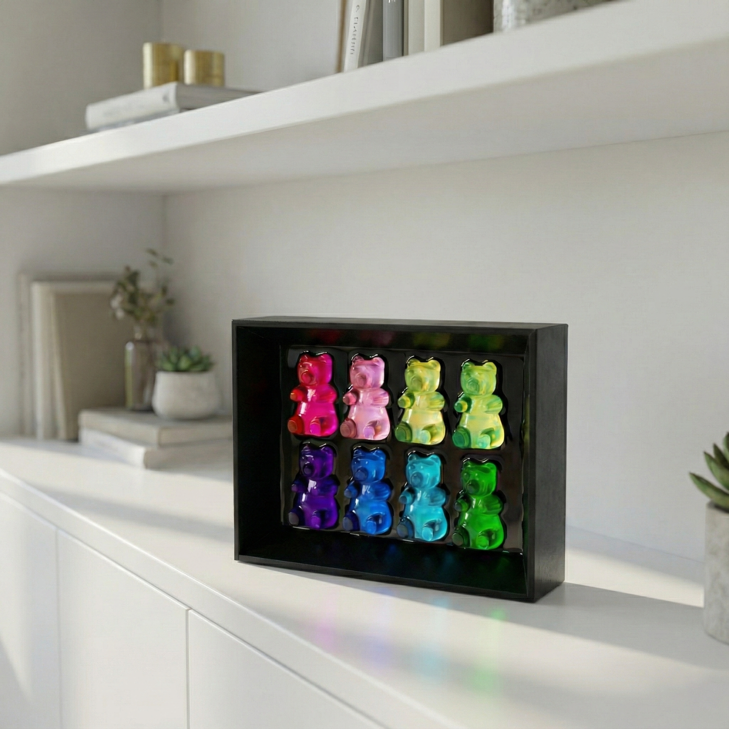 שמיניית דובונים על רקע שחור