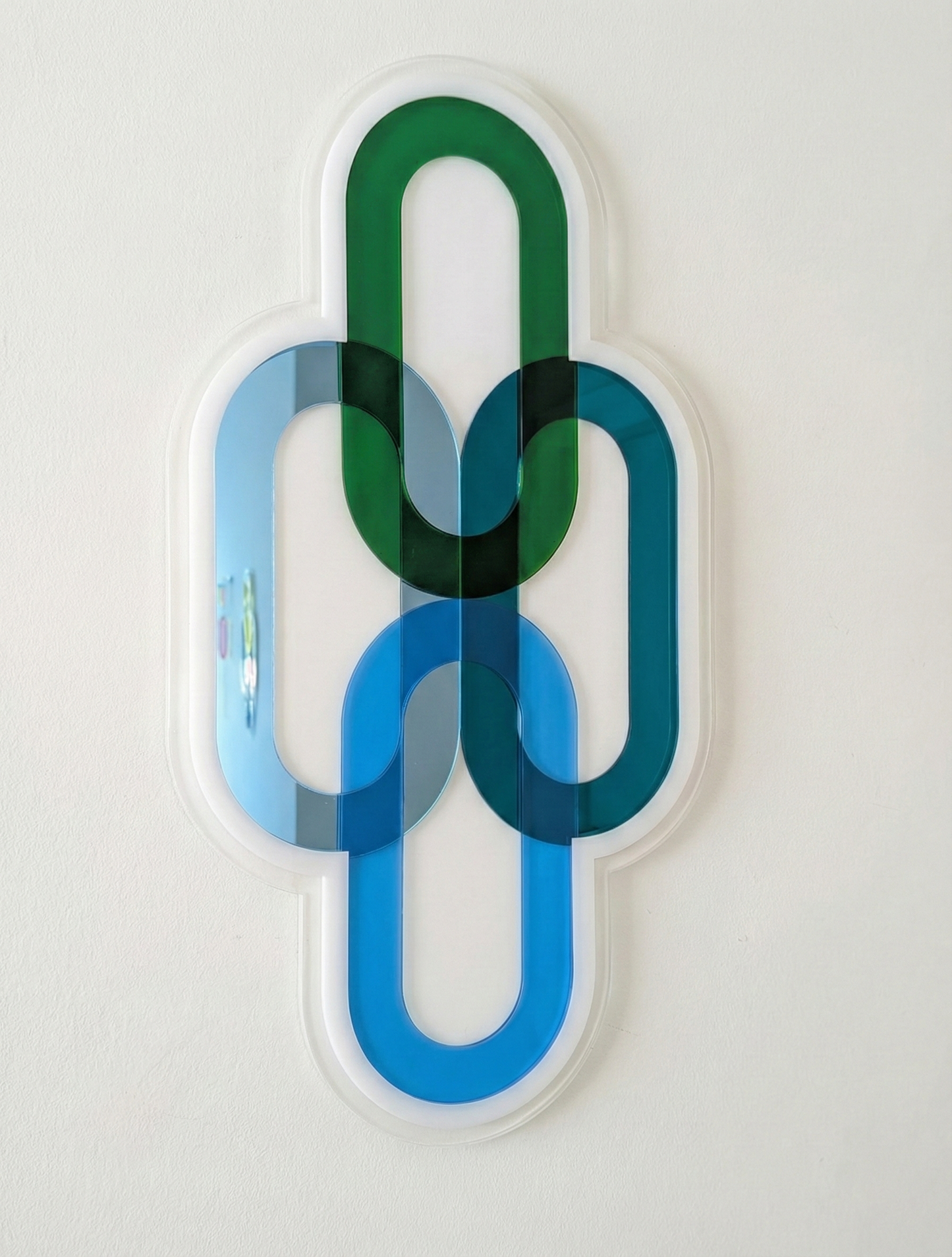 תכשיט קיר משולב מראות כחולות