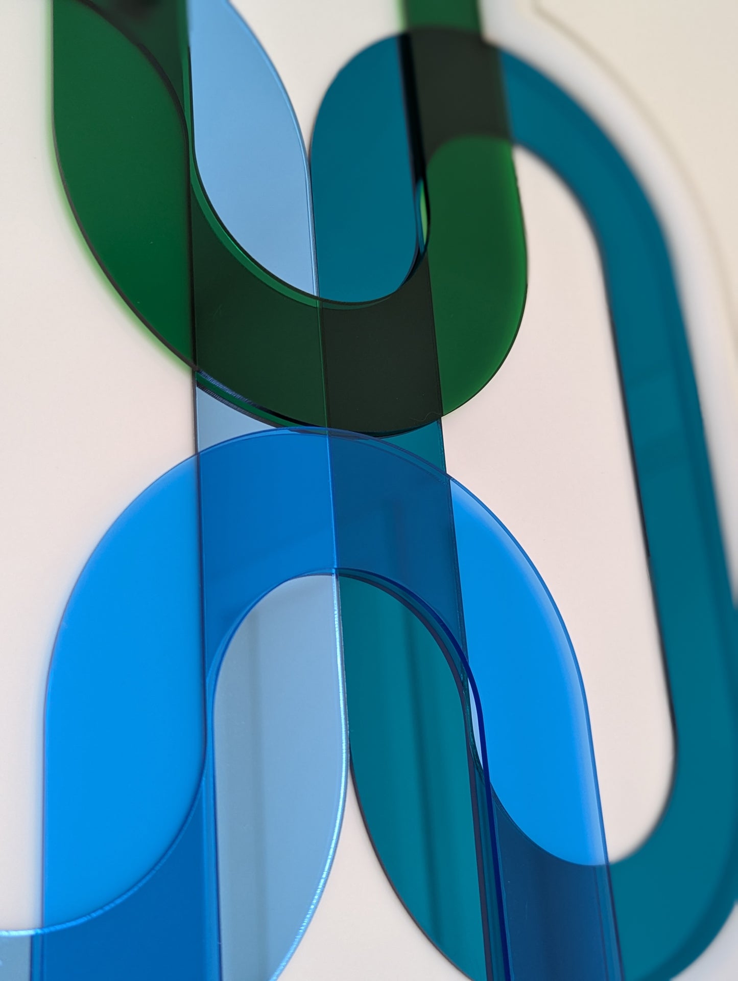 תכשיט קיר משולב מראות כחולות