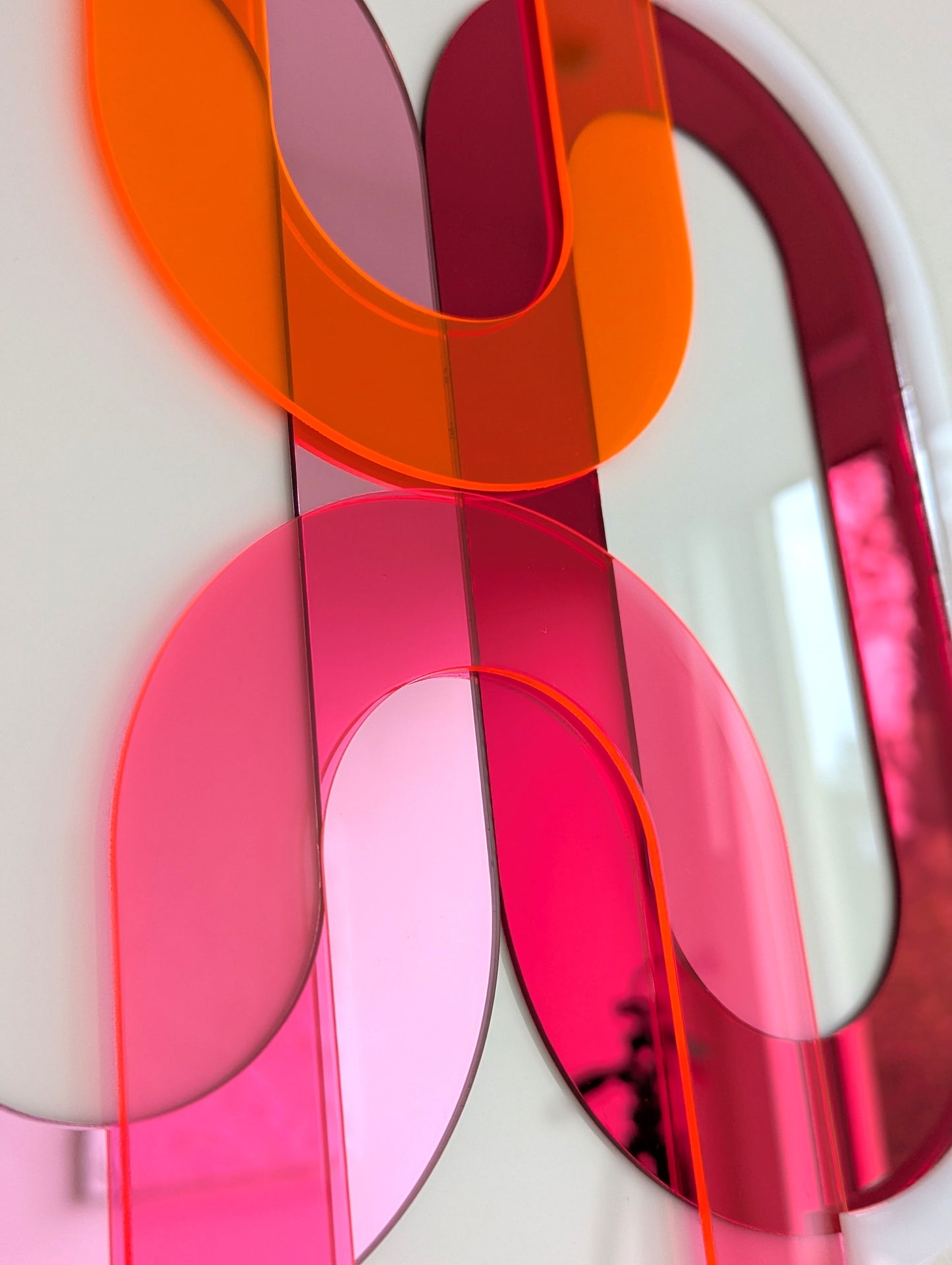 תכשיט קיר משולב מראות אדום ורוד