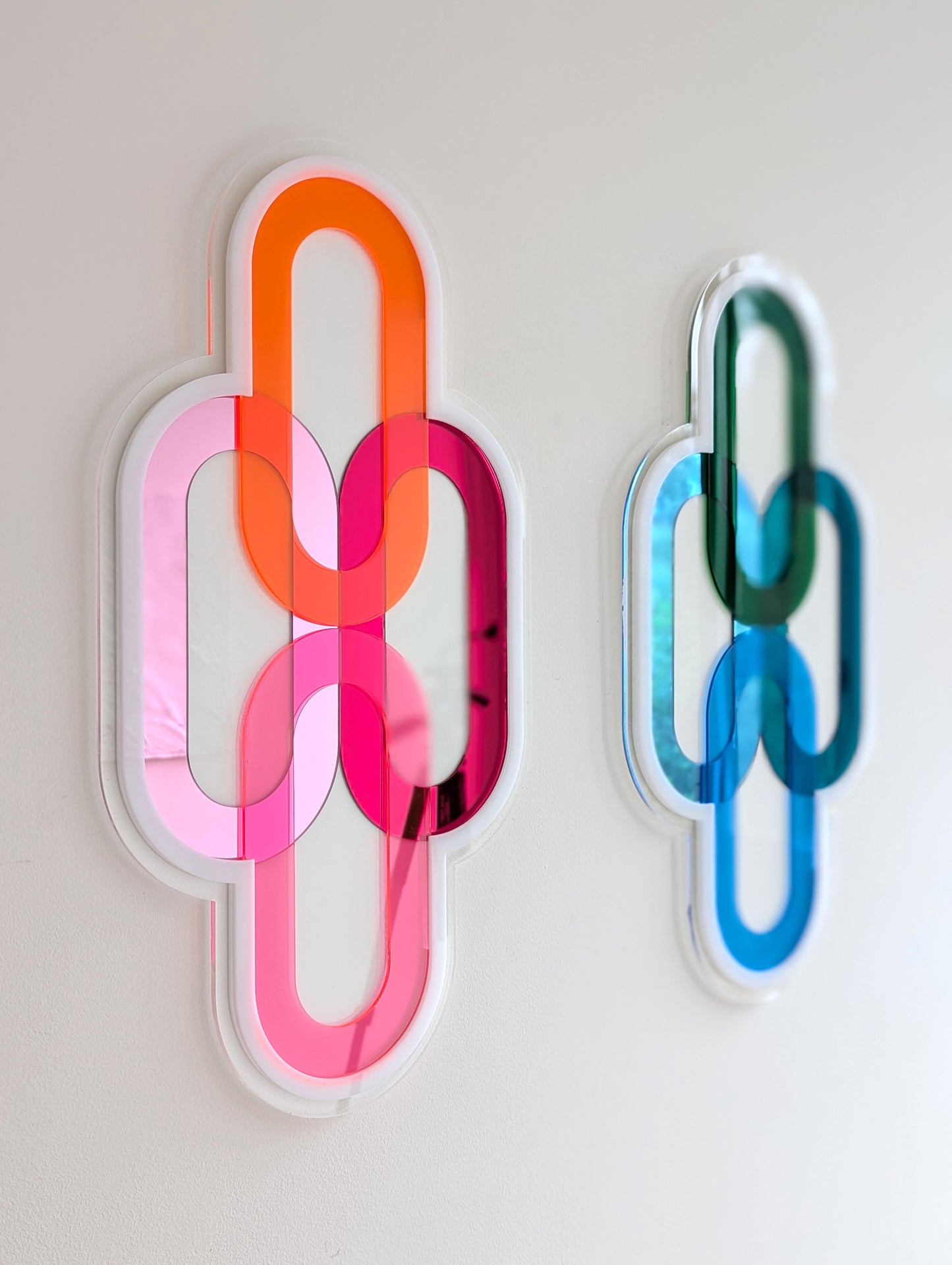 תכשיט קיר משולב מראות אדום ורוד