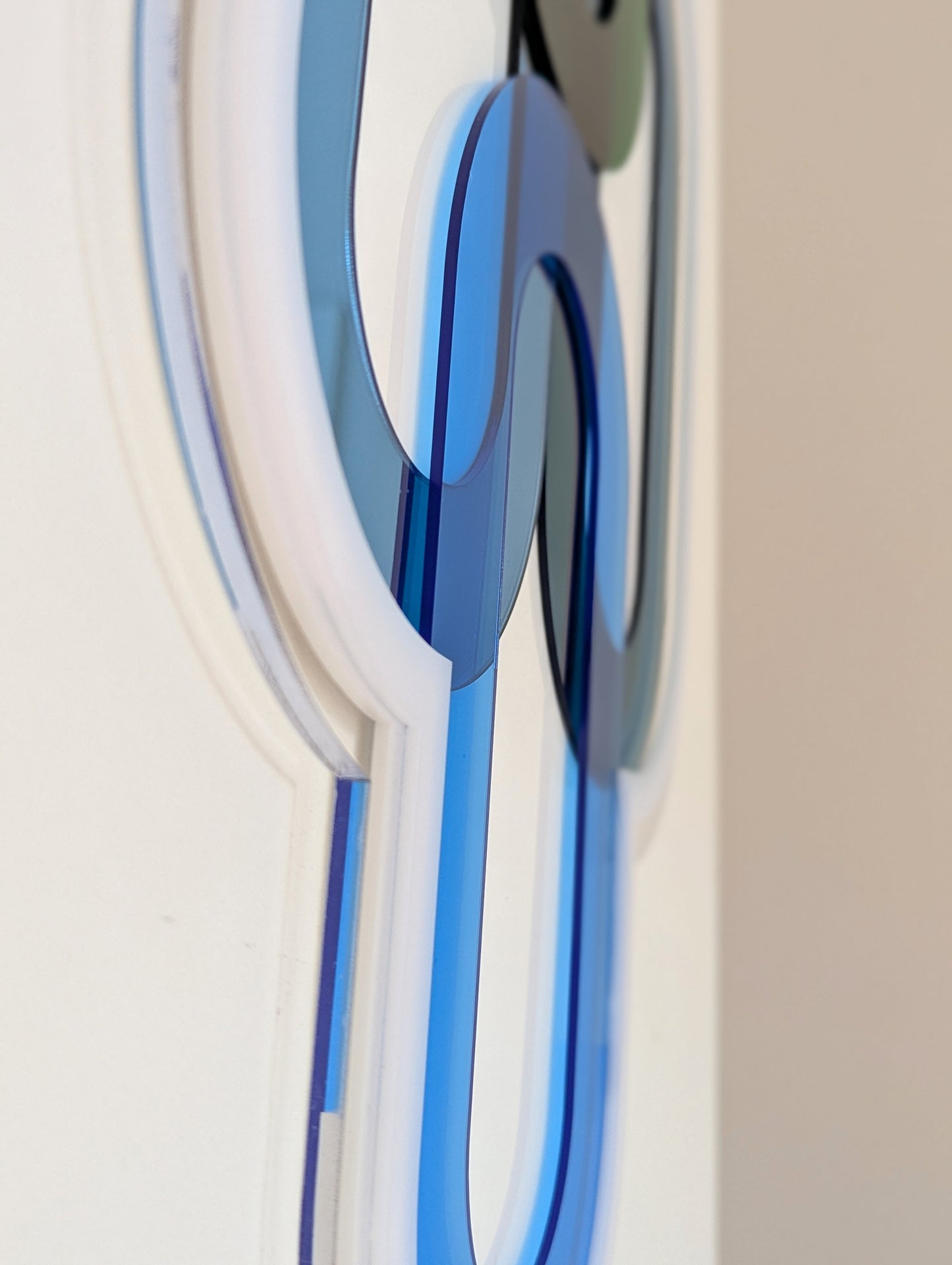 תכשיט קיר משולב מראות כחולות